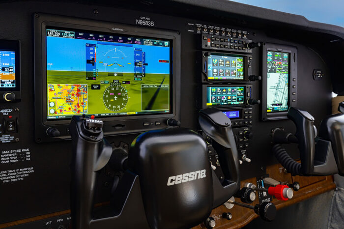 Cessna 172RG avionics installation